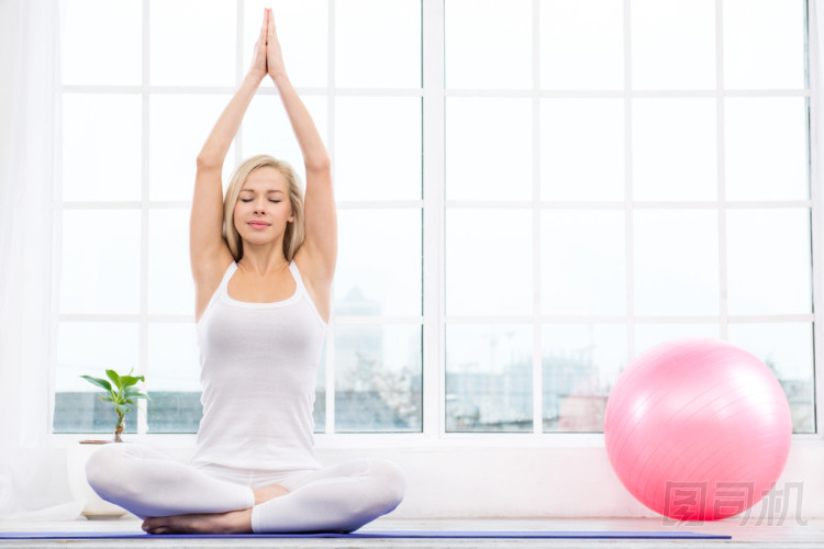 與年輕女人瑜伽概念圖片