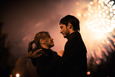 在巨大的烟花汇演前几个接吻的剪影