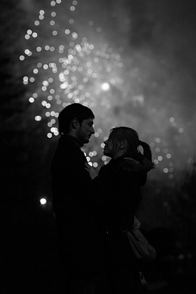 在巨大的烟花汇演前几个接吻的剪影