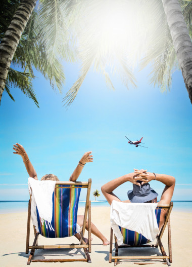 在海滩上的游客对夫妇 