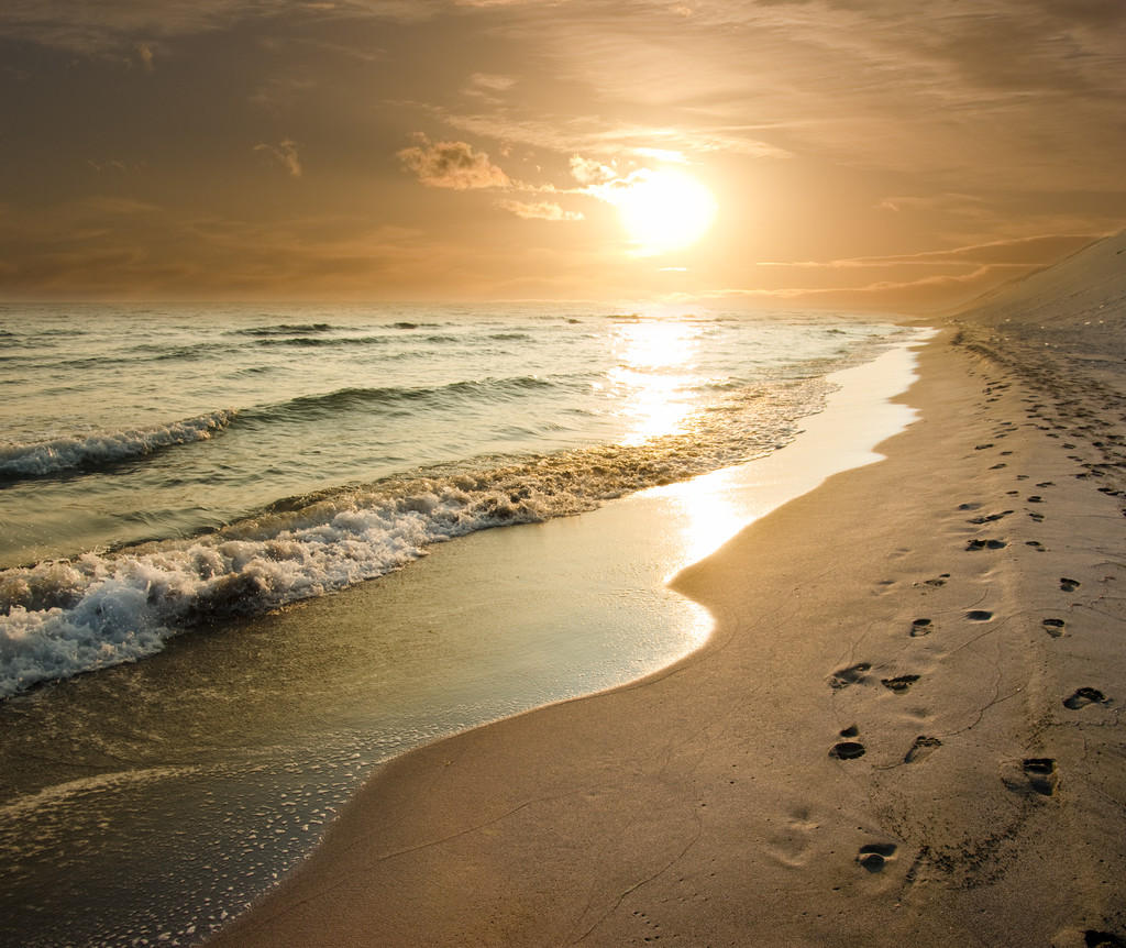 金色的夕阳在海边图片 金色的夕阳在海边图片