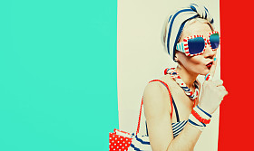 惊喜的女孩夏天海滩风