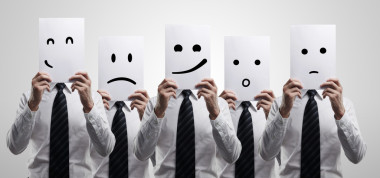 五個(gè)業(yè)務(wù)男子持一張卡與情感的臉