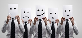 五个业务男子持一张卡与情感的脸