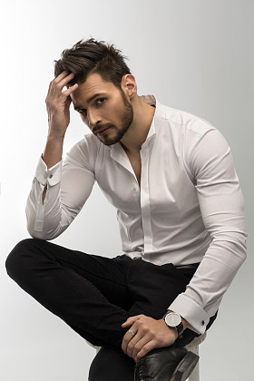 英俊的男人，抚摸他的头发