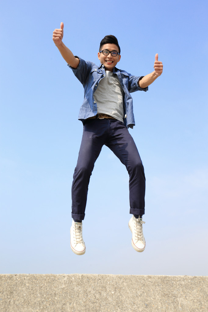 大学生跳图片 大学生跳图片