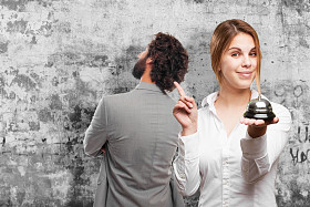 金发美女与呼叫铃