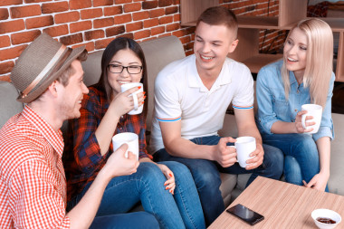 等待命令的一家咖啡馆的年轻人