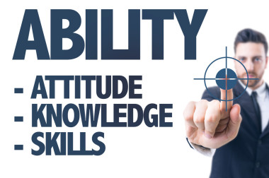 業(yè)務(wù)名男子指著文本