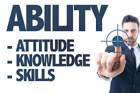 业务名男子指着文本