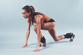 体育运动员女子短跑运动员等待开始运行位置健身、 运动、 训练和生活方式的概念