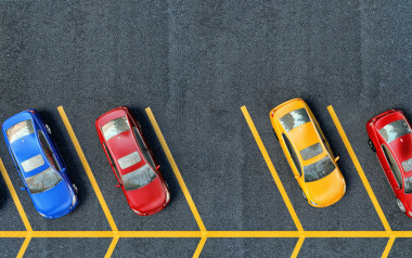 在停車場(chǎng)上的車。有一個(gè)地方是免費(fèi)