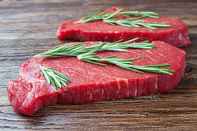 生牛肉牛排配迷迭香