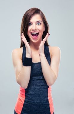 惊讶的快乐健身女人看着相机