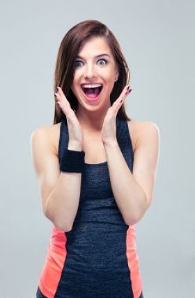 惊讶的快乐健身女人看着相机