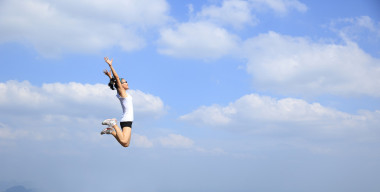 亚洲女人跳上山