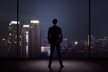 晚上看这座城市的人