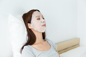 亚洲女人在床上使用掩码照片