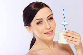 一杯牛奶的年轻女人