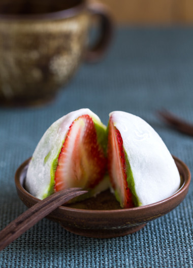 大福与灌装的草莓和绿茶照片