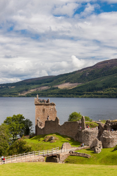 厄克特城堡在尼斯湖中，蘇格蘭，英國旁邊