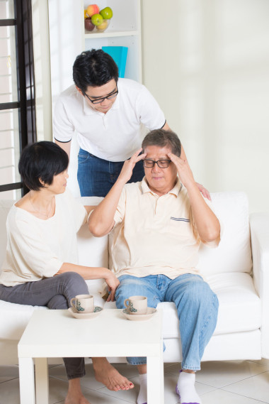 亞洲人與生病的父親和母親
