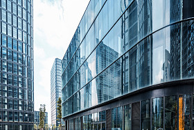 在现代城市的摩天大楼图片