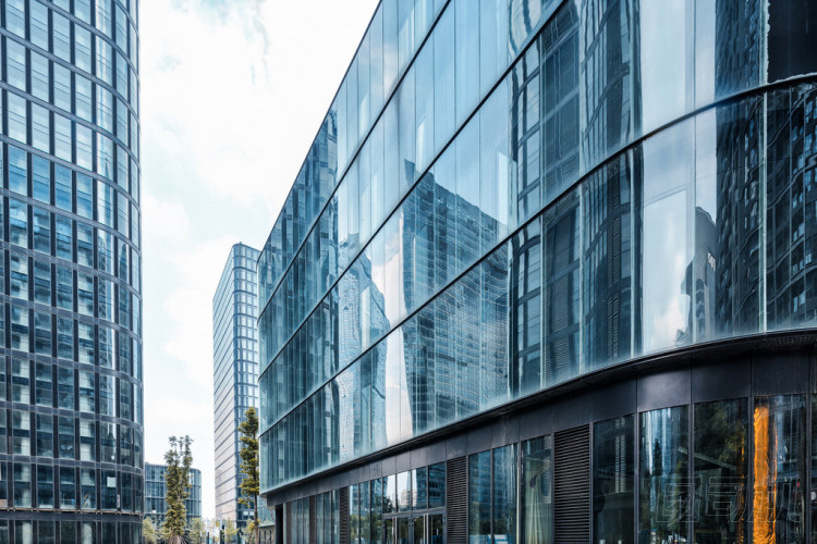 在現代城市的摩天大樓圖片