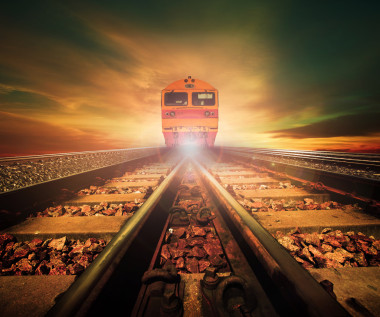 交界處的鐵路列車(chē)在列車(chē)站反抗被跟蹤