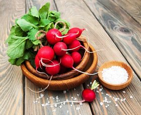 新鲜有机萝卜照片