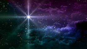 星夜与多彩多云的天空