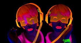 性感的霓虹灯紫外发光舞者图片