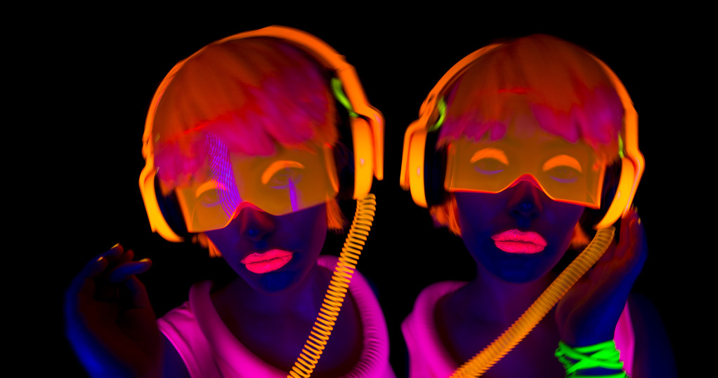 性感的霓虹灯紫外发光舞者图片