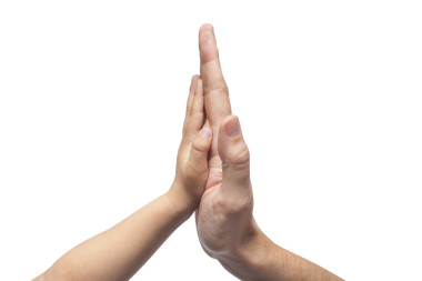 父親和兒子在白色背景上的高五手勢