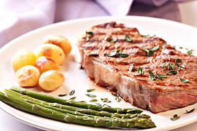 牛排配芦笋和 potateos