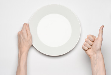 餐廳和食品主題: 人類的手空白色背景上的白板上在孤立的工作室頂視圖中顯示的姿