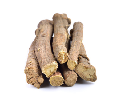 甘草根白色背景上孤立照片