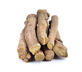 甘草根白色背景上孤立照片