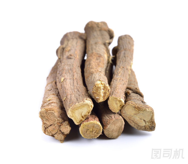 甘草根白色背景上孤立照片