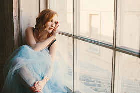 大窗户附近的女人图片