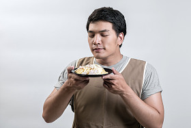 亚洲人，围裙和意大利面条 carbonara