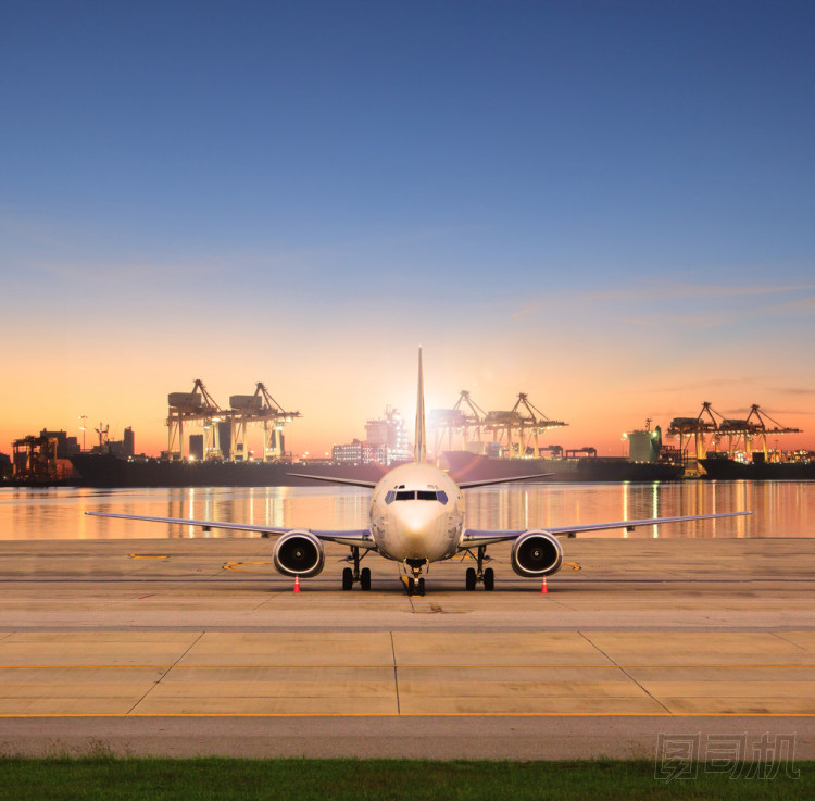 貨運飛機停車在機場跑道和航運港口背后 