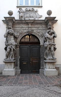 巴洛克式門與華麗的石門戶，盧布爾雅那