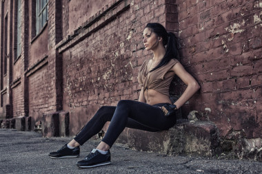 漂亮的金發(fā)女孩，坐在附近在 th 的墻上的肖像