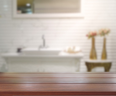 表頂部和模糊室內(nèi)背景圖片