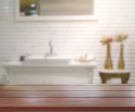 表顶部和模糊室内背景图片