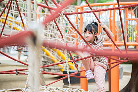 亚洲女孩的乐趣在冒险公园