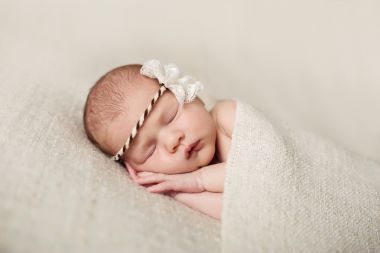 新生女嬰，asleeping 上一條毯子