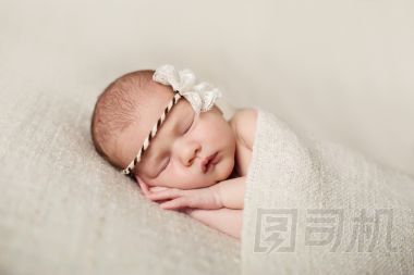 新生女嬰，asleeping 上一條毯子