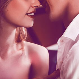 广场亲吻对方的几张的照片。没有眼睛只有李